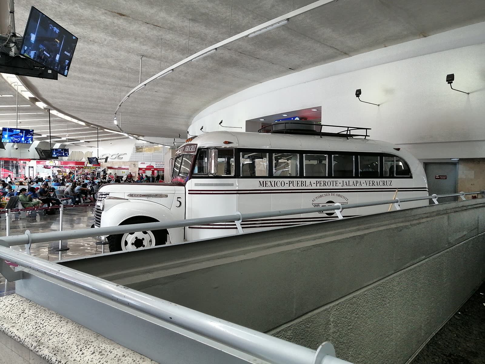 Autobús antiguo de pasajeros de la ruta México–Puebla–Xalapa–Veracruz